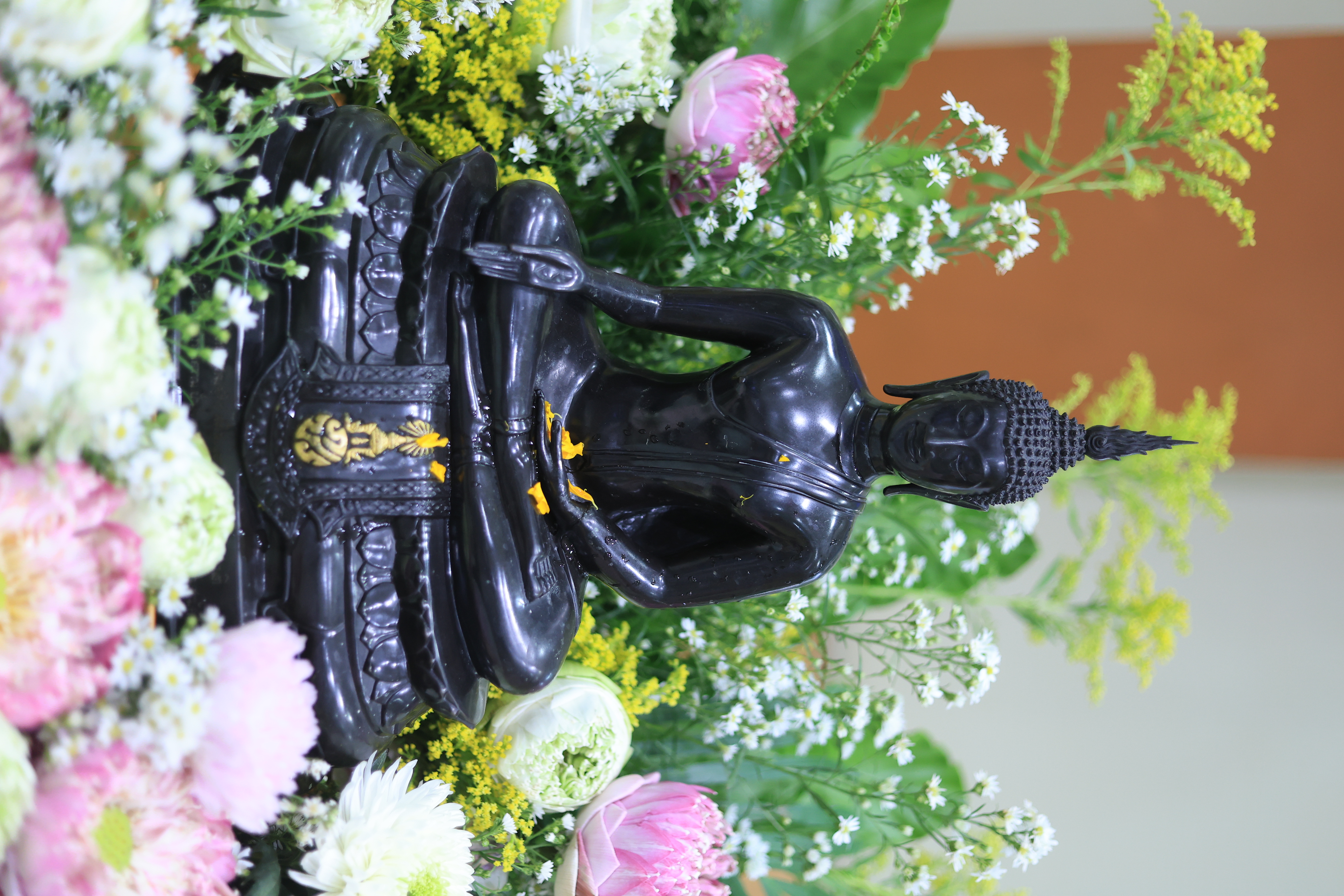 title - ชุ่มฉ่ำ! ชาว ส.ป.ก. ร่วมสรงน้ำพระพุทธรูป และรดน้ำขอพรผู้บริหาร เนื่องในประเพณีวันสงกรานต์ ประจำปี 2569 บรรยากาศเต็มไปด้วยความชื่นมื่นชุ่มฉ่ำ